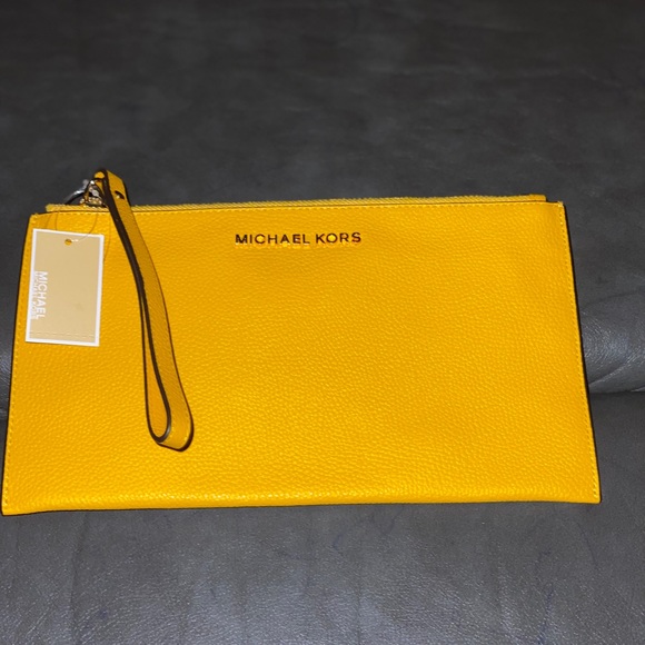 Michael Kors Handbags - Michael Kors wristlet